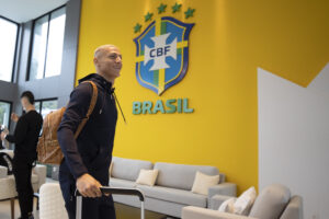 Richarlison chegando na CBF após convocação