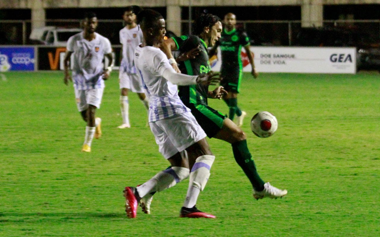 Grêmio Anápolis e Goiás se enfrentando no Jonas Duarte