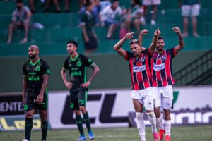 Erick Bahia comemorando gol marcado no Goiás