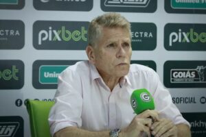 Paulo Autuori em entrevista coletiva no Goiás
