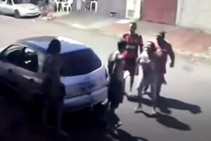 Durante a briga de vizinhos, o suspeito pegou uma arma e disparou contra o jovem. No entanto, não o acertou e, na sequência, atirou no rosto da mãe dele (Foto: Divulgação - Polícia Civil)