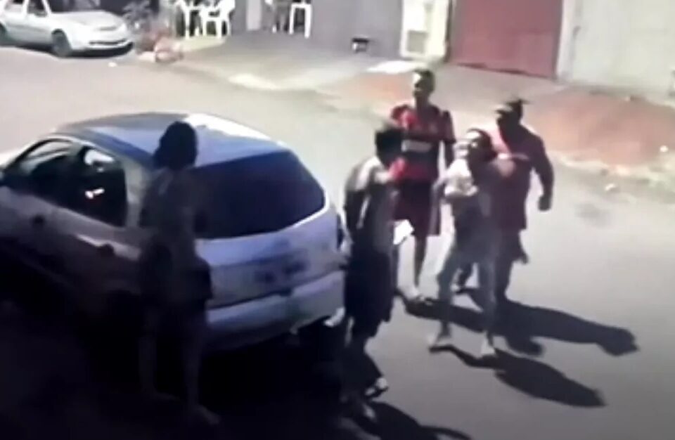 Durante a briga de vizinhos, o suspeito pegou uma arma e disparou contra o jovem. No entanto, não o acertou e, na sequência, atirou no rosto da mãe dele (Foto: Divulgação - Polícia Civil)