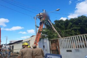 Um idoso de 66 anos morreu enquanto dava manutenção no padrão de energia da própria oficina em Luziânia, cidade goiana no entorno do Distrito Federal. De acordo com o Corpo de Bombeiros, a fatalidade aconteceu no último domingo (6).