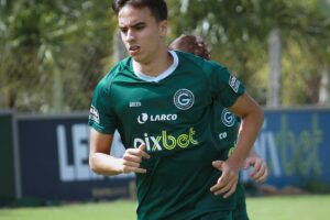 Daniel de Pauli em treino pelo Goiás