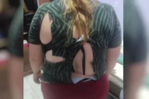 Mulher se esconde no mato após sofrer agressão do marido dentro do carro em Jaraguá