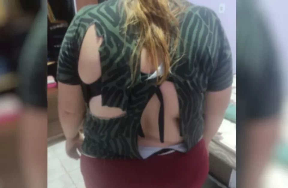 Mulher se esconde no mato após sofrer agressão do marido dentro do carro em Jaraguá