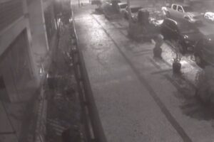 Vídeo mostra homem desviando de três tiros à curta distância na Zona Sul do Rio; suspeito é preso