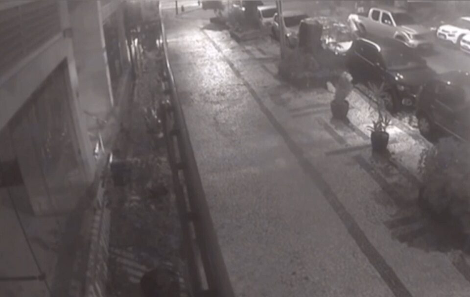 Vídeo mostra homem desviando de três tiros à curta distância na Zona Sul do Rio; suspeito é preso