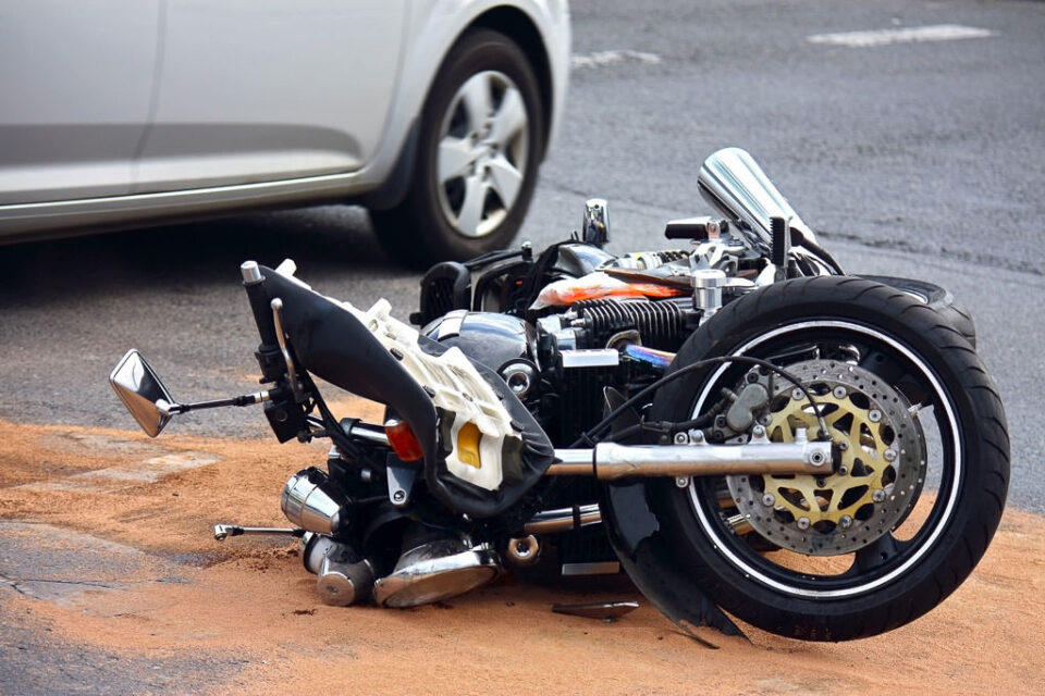 Homem que assediou namorada de motociclista e o atropelou vira réu, em Goiânia