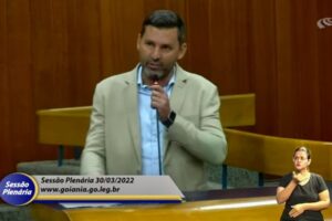 Sargento Novandir ameaça trocar tiro com vereador durante sessão da Câmara de Goiânia - vídeo