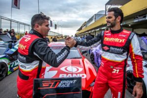 Raphael Teixeira e Thiago Camilo comemorando