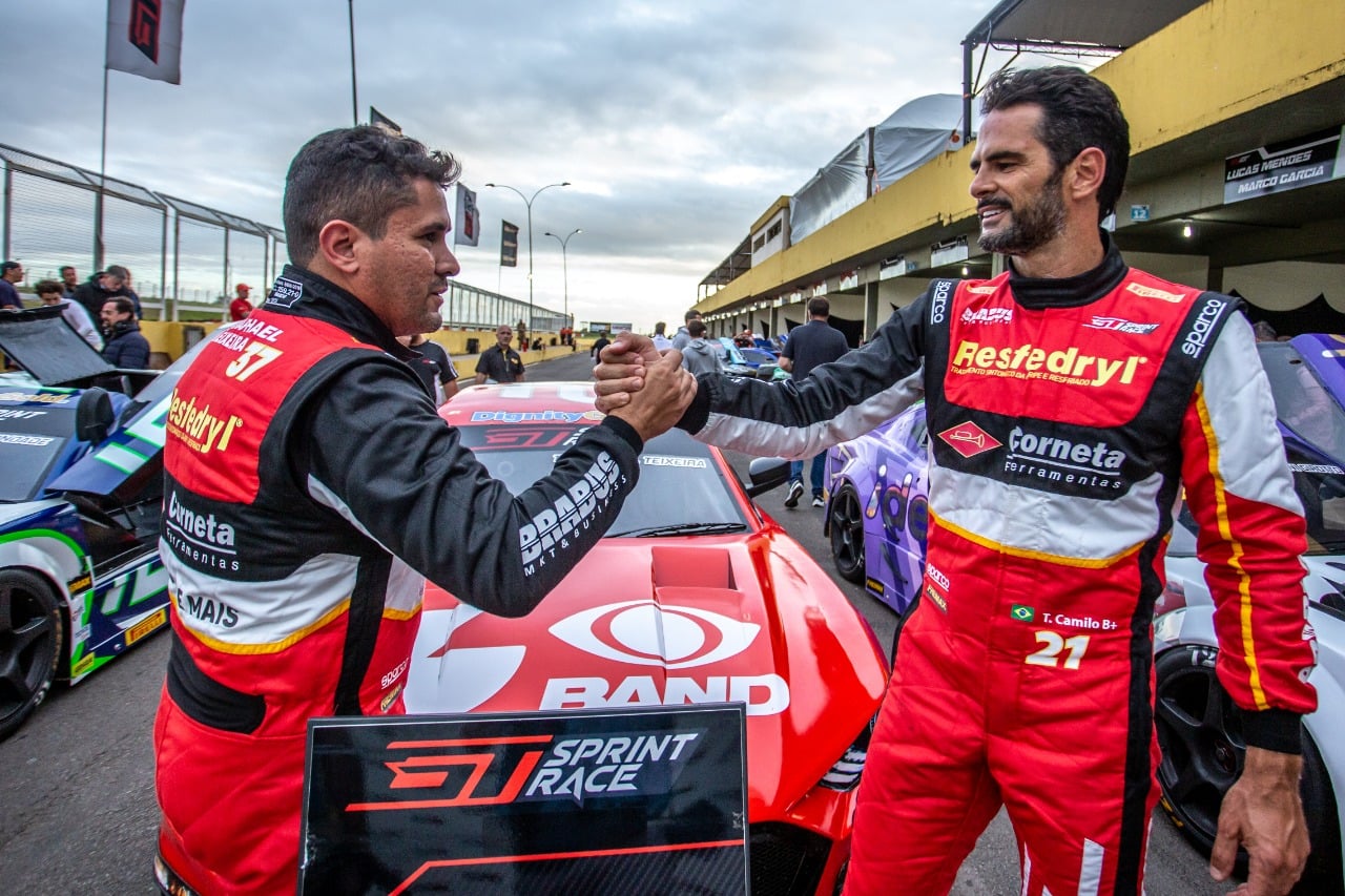 Raphael Teixeira e Thiago Camilo comemorando