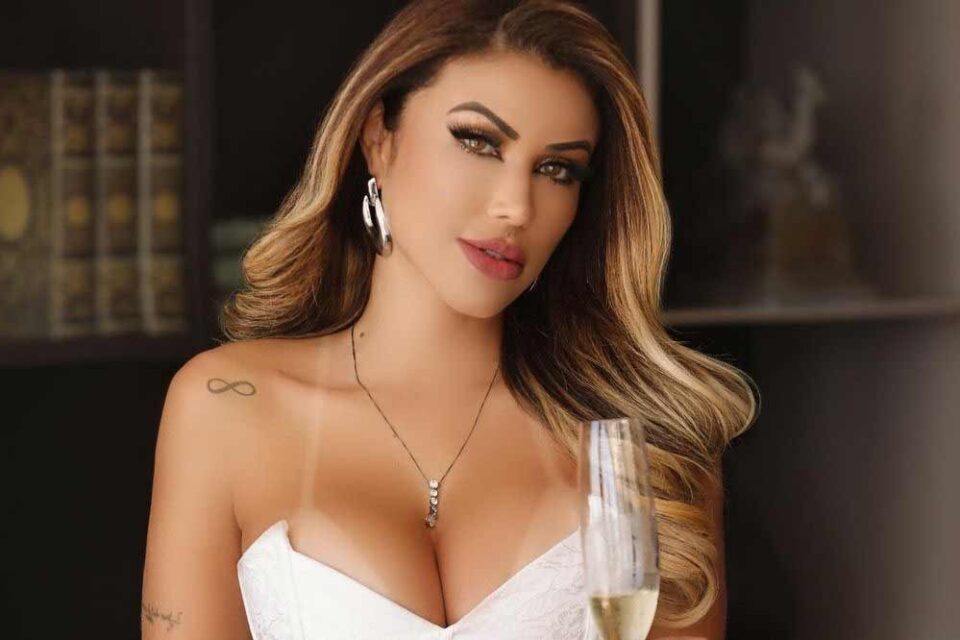 Cris Galêra aparece de noiva e com uma lingerie cheia de dólares. Advogata que se casou com ela mesma, se separa e faz ensaio sensual; fotos