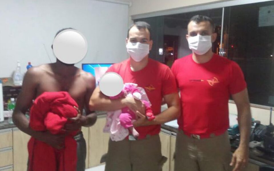 Bombeiros salvam bebê de 11 meses que se engasgou