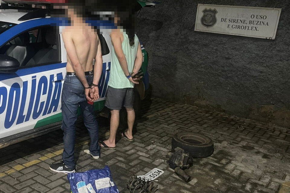 PM prende dupla suspeita de furtar carro para desmanche em Goiânia