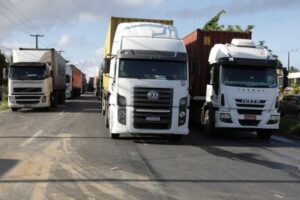 Possível paralisação dos caminhoneiros por causa do aumento do preço dos combustíveis é discutido por categoria (FOTO: WELINGTON LIMA/JC IMAGEM)