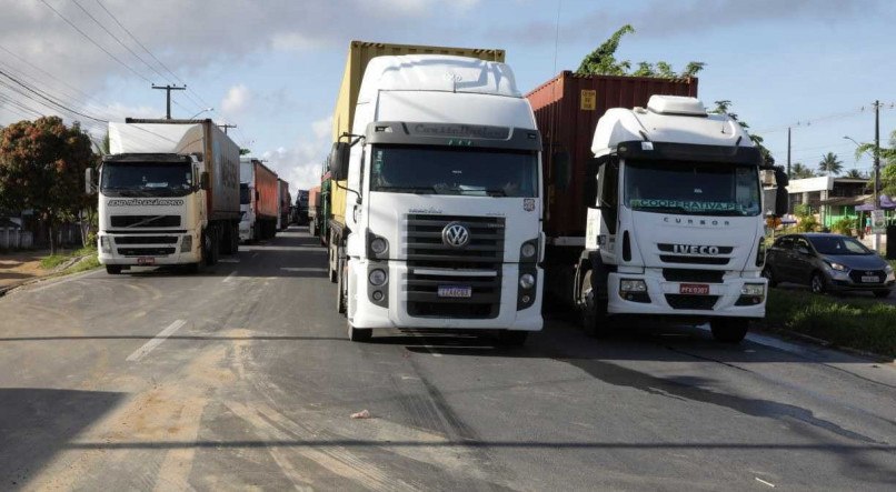 Possível paralisação dos caminhoneiros por causa do aumento do preço dos combustíveis é discutido por categoria (FOTO: WELINGTON LIMA/JC IMAGEM)