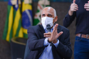 "Falar de gestão todos podem", diz Rogério sobre crítica de Daniel Vilela