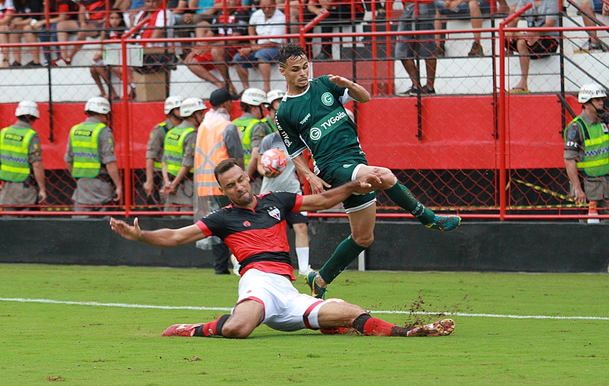 Gilvan e Michael disputam bola em clássico de 2019 entre Atlético-GO e Goiás