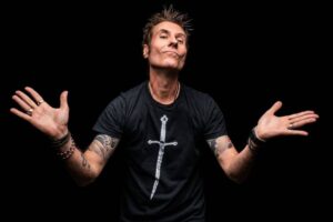 Dinho Ouro Preto em Goiânia: músico se apresenta ao lado da banda Os Spoilers no dia 5 de maio