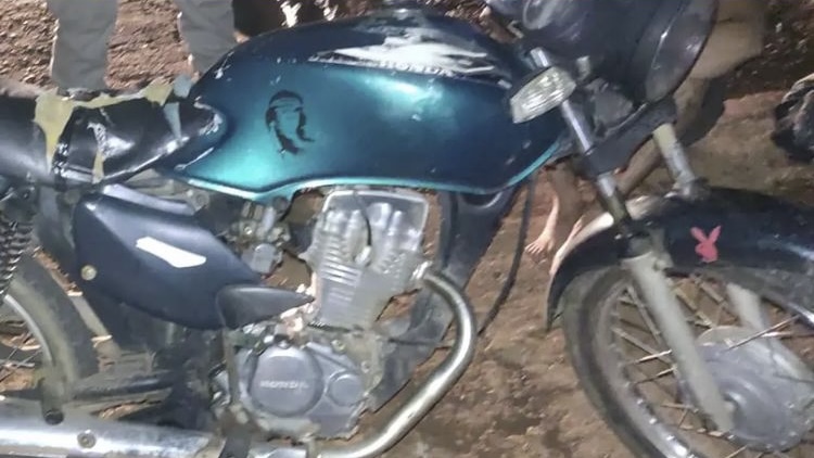 Um homem acabou detido pela Polícia Militar (PM) após dirigir sem a carteira de habilitação e ainda realizar manobras arriscadas em uma via pública da cidade de Jaraguá.