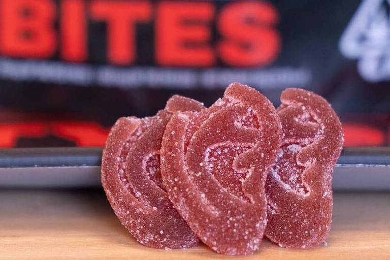 Produto da marca de cannabis do ex-lutador foi totalmente vendido em um dia. Mike Tyson lança bala de maconha em formato de orelha mordida