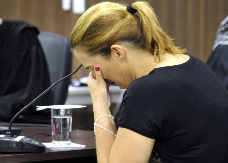 Mãe que matou bebê e escondeu corpo em escaninho deixa a prisão, em Goiânia (Foto: divulgação/TJGO)