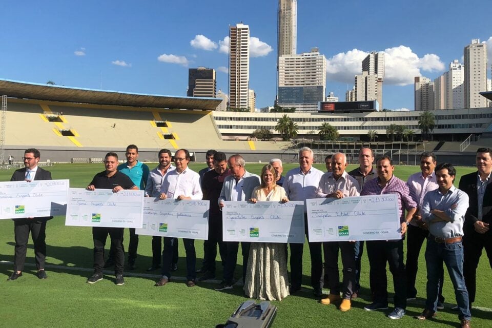 Representantes dos times goianos recebem premiação da Nota Fiscal Goiana