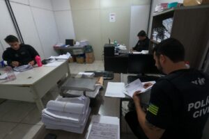 A Polícia Civil (PC) cumpre, na manhã desta quinta-feira (28), mandados contra grupo suspeito de corrupção em Goiás. Ao todo, são cumpridos 18 mandados de busca e apreensão e 18 de quebras de sigilos fiscais e bancários contra pessoas e empresas que atuam em licitações públicas realizadas por diversos municípios e órgãos públicos do Estado. Os mandados foram cumpridos em Goiânia e Aparecida de Goiânia.