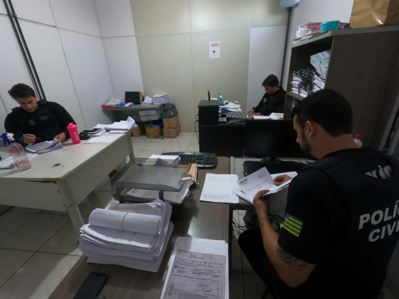A Polícia Civil (PC) cumpre, na manhã desta quinta-feira (28), mandados contra grupo suspeito de corrupção em Goiás. Ao todo, são cumpridos 18 mandados de busca e apreensão e 18 de quebras de sigilos fiscais e bancários contra pessoas e empresas que atuam em licitações públicas realizadas por diversos municípios e órgãos públicos do Estado. Os mandados foram cumpridos em Goiânia e Aparecida de Goiânia.