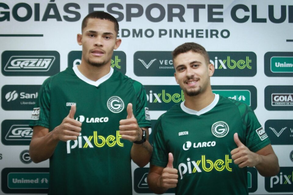 Renato Júnior (E) e Luiz Filipe (D) em apresentação no Goiás