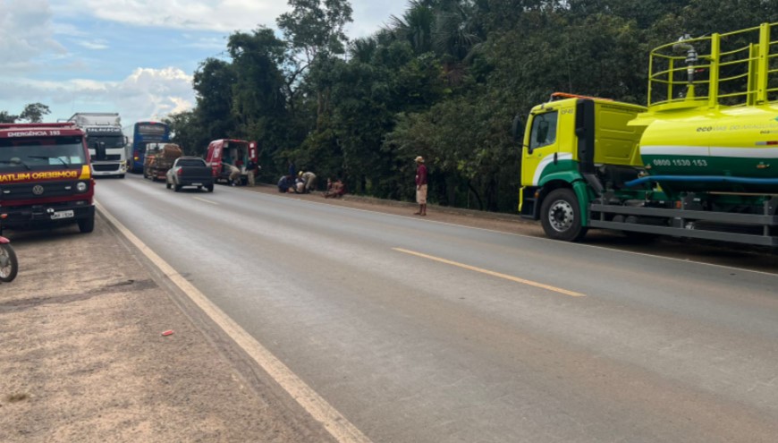 Quatro crianças e cinco adultos ficam feridos após acidente na BR-153, em Uruaçu (GO) (Foto: Bombeiros)