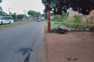 Motociclista colidiu contra poste e morreu na hora