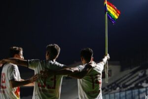 Cano, do Vasco, levantando bandeira LGBTQIA+