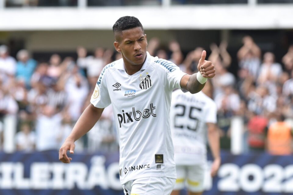 Ângelo atuando na Vila Belmiro