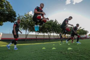Jogadores do Atlético Goianiense em treinamento no CT