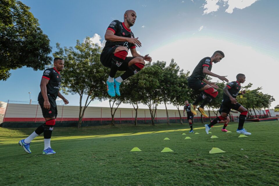 Jogadores do Atlético Goianiense em treinamento no CT