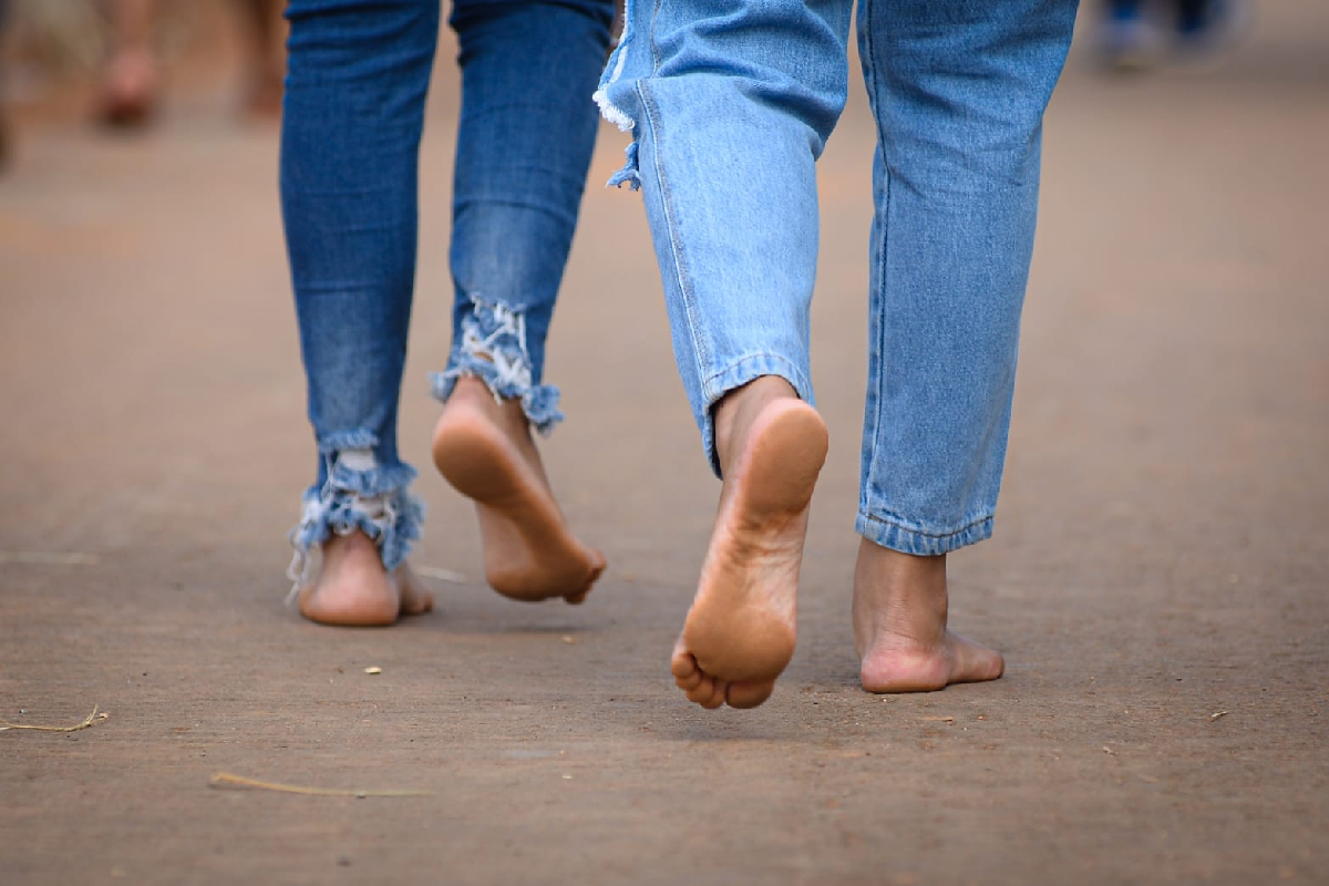 Algumas pessoas fizeram o trajeto descalças.