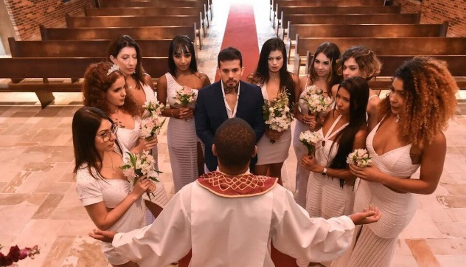 casado com oito mulheres Influencer deseja que a próxima esposa seja “gordinha”. Brasileiro casado com oito mulheres constrói 'mansão do amor livre'