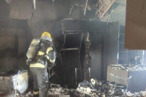 Incêndio em casa no condomínio Alphaville Flamboyant é contido pelos bombeiros (Foto: CBMGO - Divulgação)