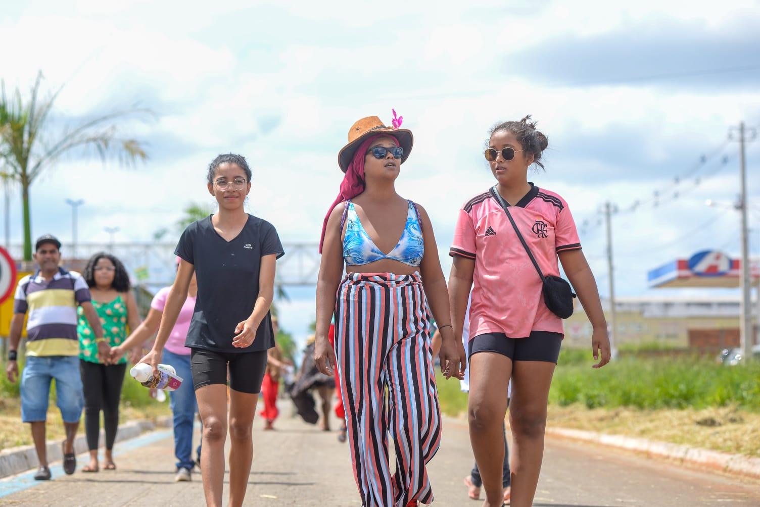 Renata da Glória levou sobrinhas para assistir à encenação da morte de Cristo na GO-060 (Foto: Jucimar de Sousa - Mais Goiás)