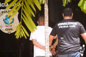 A Defensoria Pública de Goiás pediu a liberdade provisória do homem que está preso por suspeita de matar a idosa Neuza Cândida, de 75 anos, dentro do Hospital Estadual de Urgências de Goiânia (Hugo). O investigado tem 47 anos e está preso desde o dia 07 de abril, quando o crime aconteceu, em Goiânia. Ele teria sido responsável por asfixiar a mulher até a morte. No entanto, novas evidências apresentadas por médicos legistas afirmam que não há indícios de aperto, esganadura ou qualquer outra ação contundente que pudesse matar a mulher.