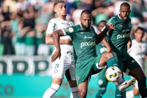 Reynaldo sendo marcado por Navarro