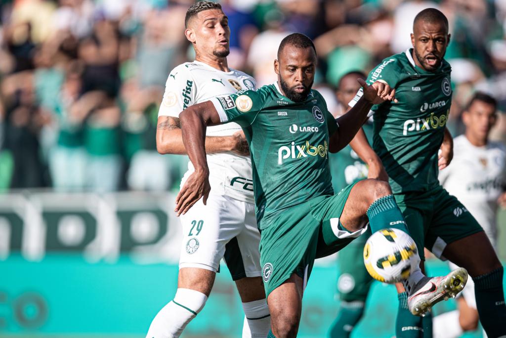 Reynaldo sendo marcado por Navarro