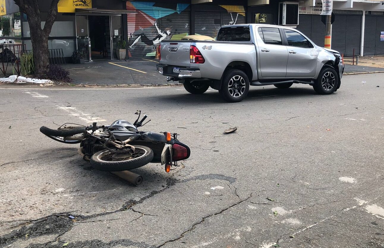 Caminhonete desrespeita sinal de “Pare” e atropela motociclista em Goiânia (Foto: Dict)