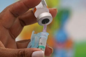 Justiça mantém justa causa de trabalhadora que se recusou a tomar vacina no Rio Grande do Sul (Foto: Fábio Rodrigues-Pozzebom - Agência Brasil)