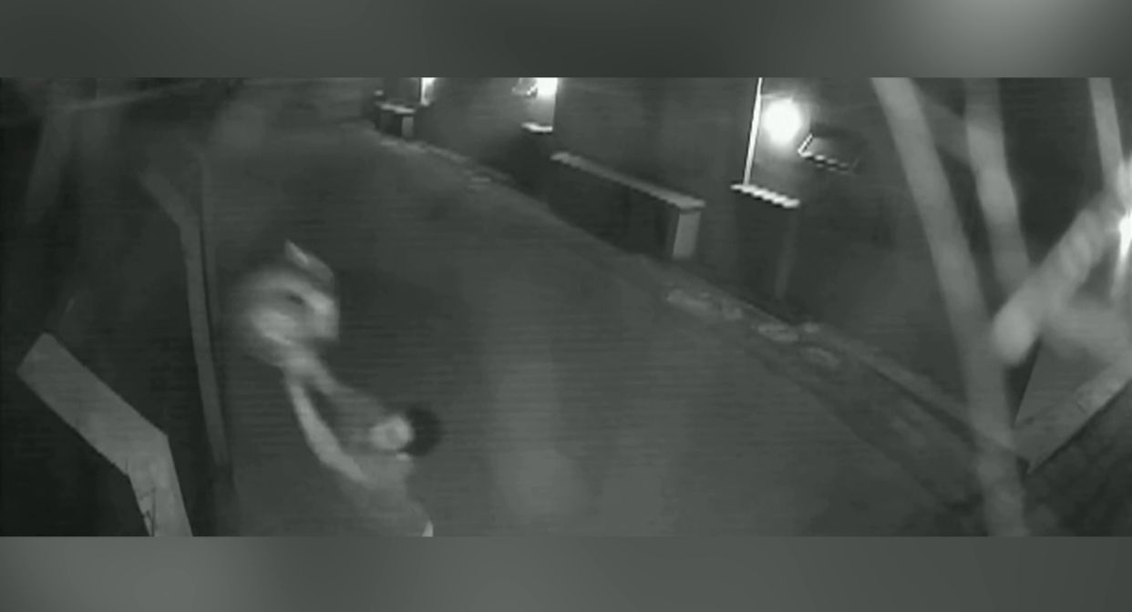 Homem tenta furtar botijão de gás e é espancado por moradores de condomínio em Goiânia