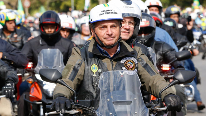 O presidente Jair Bolsonaro (PL) participa de motociata em Rio Verde, na região Sudoeste de Goiás, na manhã desta quarta-feira (20). (Foto: Alan Santos/PR)