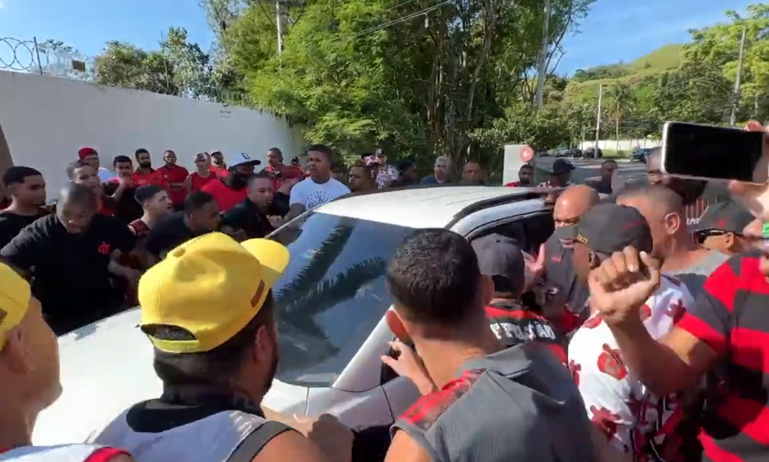 Protesto da torcida do Flamengo em frente o CT