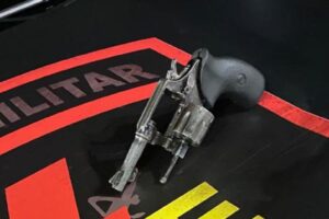 Arma apreendida. (Foto: Reprodução)